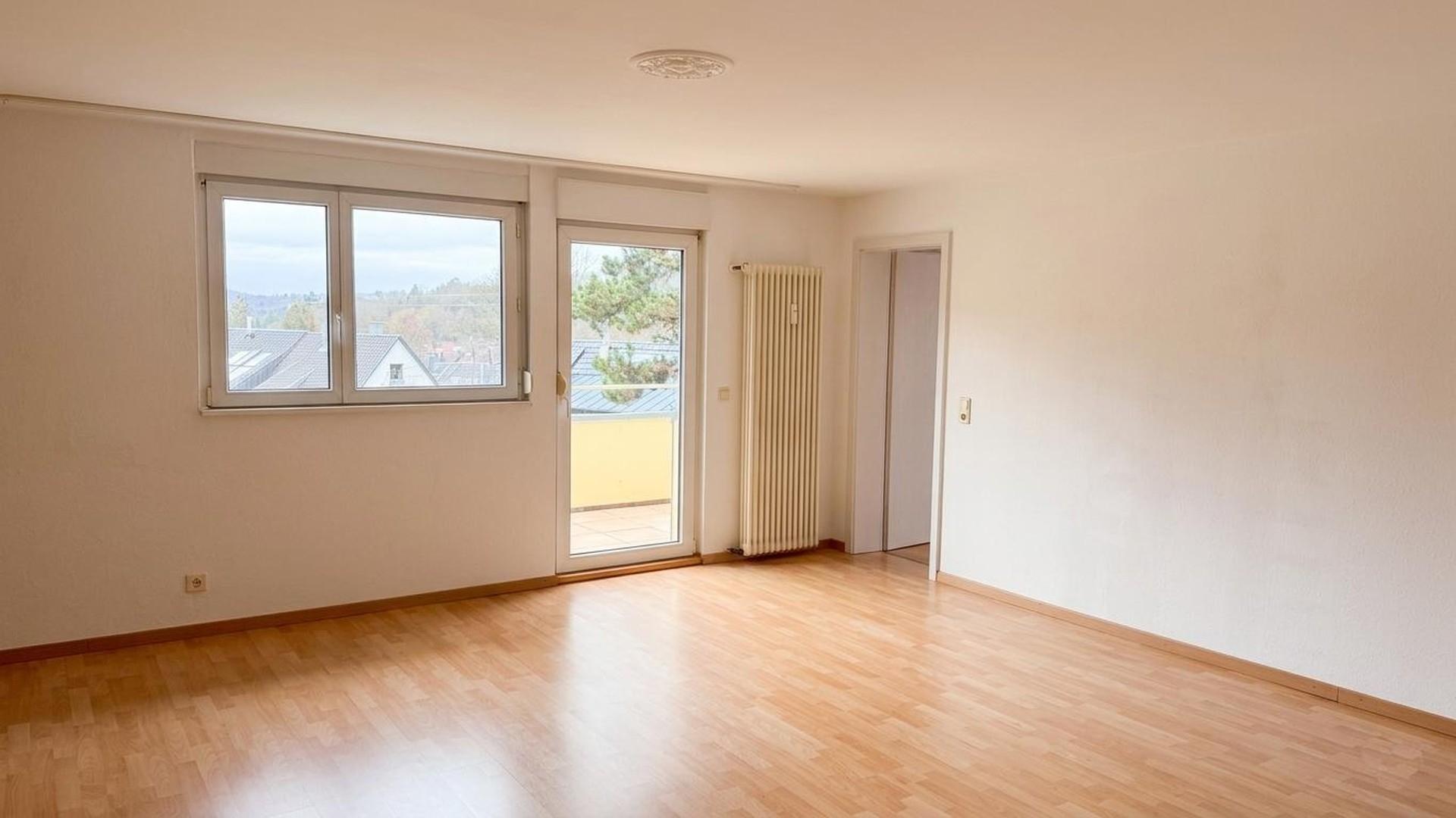 Helles Wohnzimmer mit Balkon