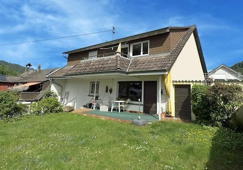 Haus mit Balkon und Terrasse