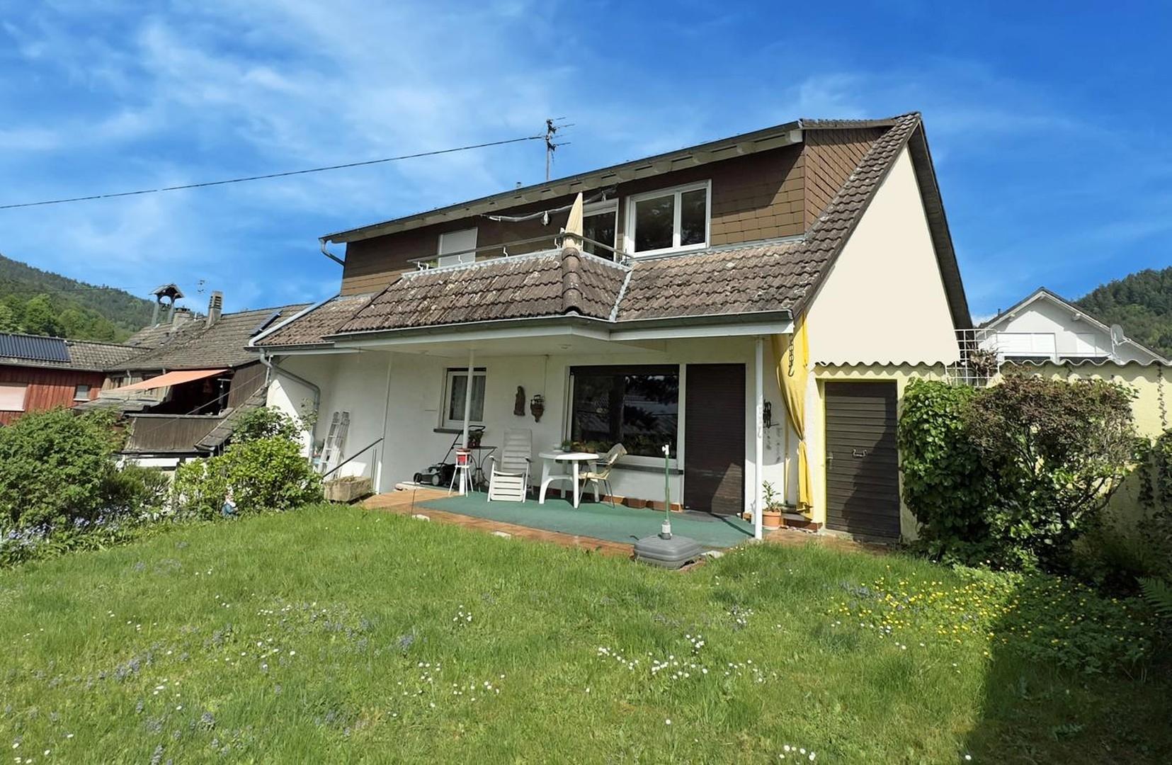 Haus mit Balkon und Terrasse