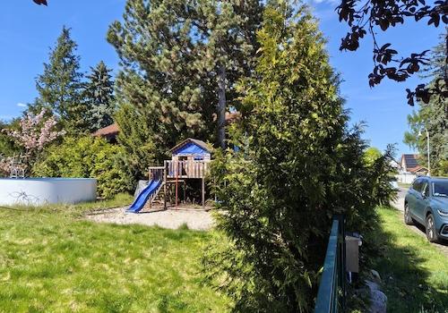 Blick entlang des Straßenzauns