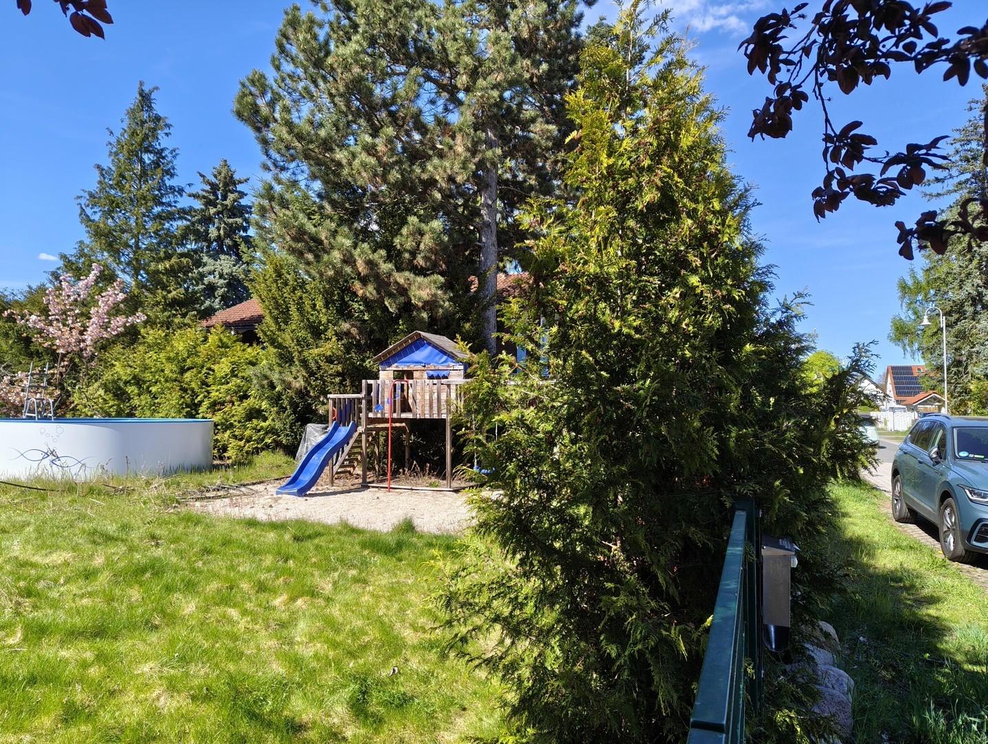 Blick entlang des Straßenzauns