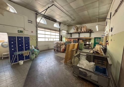 Vorraum West mit Rolltoren