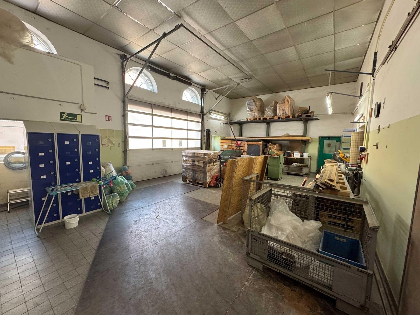 Vorraum West mit Rolltoren