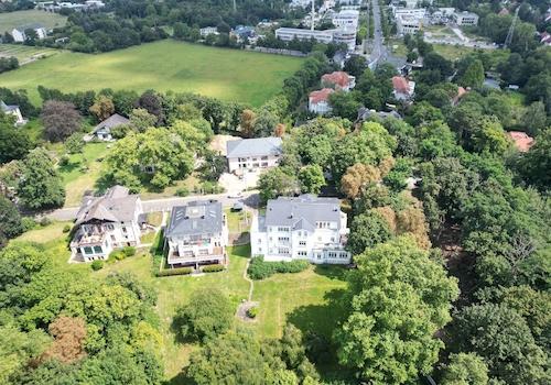 Weiße Villa mitten im Grünen
