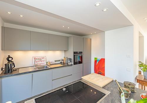 Küche von Neff mit Dunstabzug