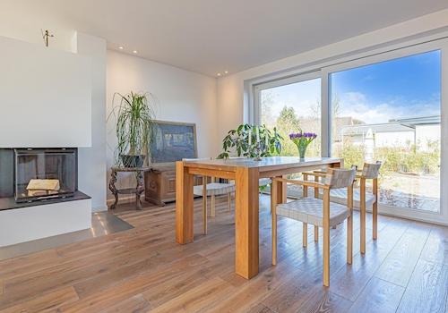 Essbereich mit Kamin