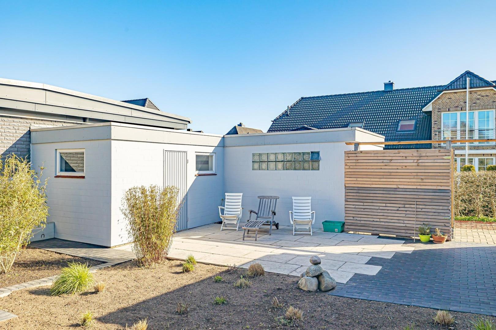 Rückseite Garage und Abstell