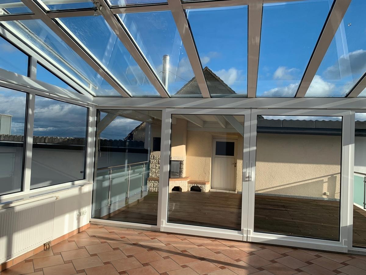 Wintergarten mit Blick auf die Terrasse