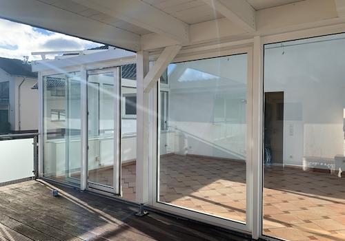 z. T. überdachte Terrasse