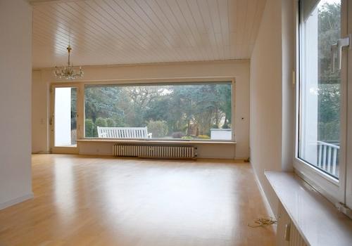 EG: Wohnzimmer mit Terrassenzugang