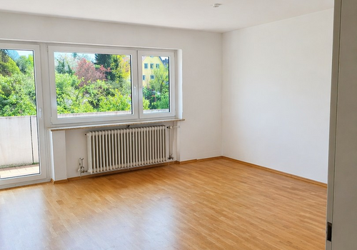 Wohnzimmer mit Balkon
