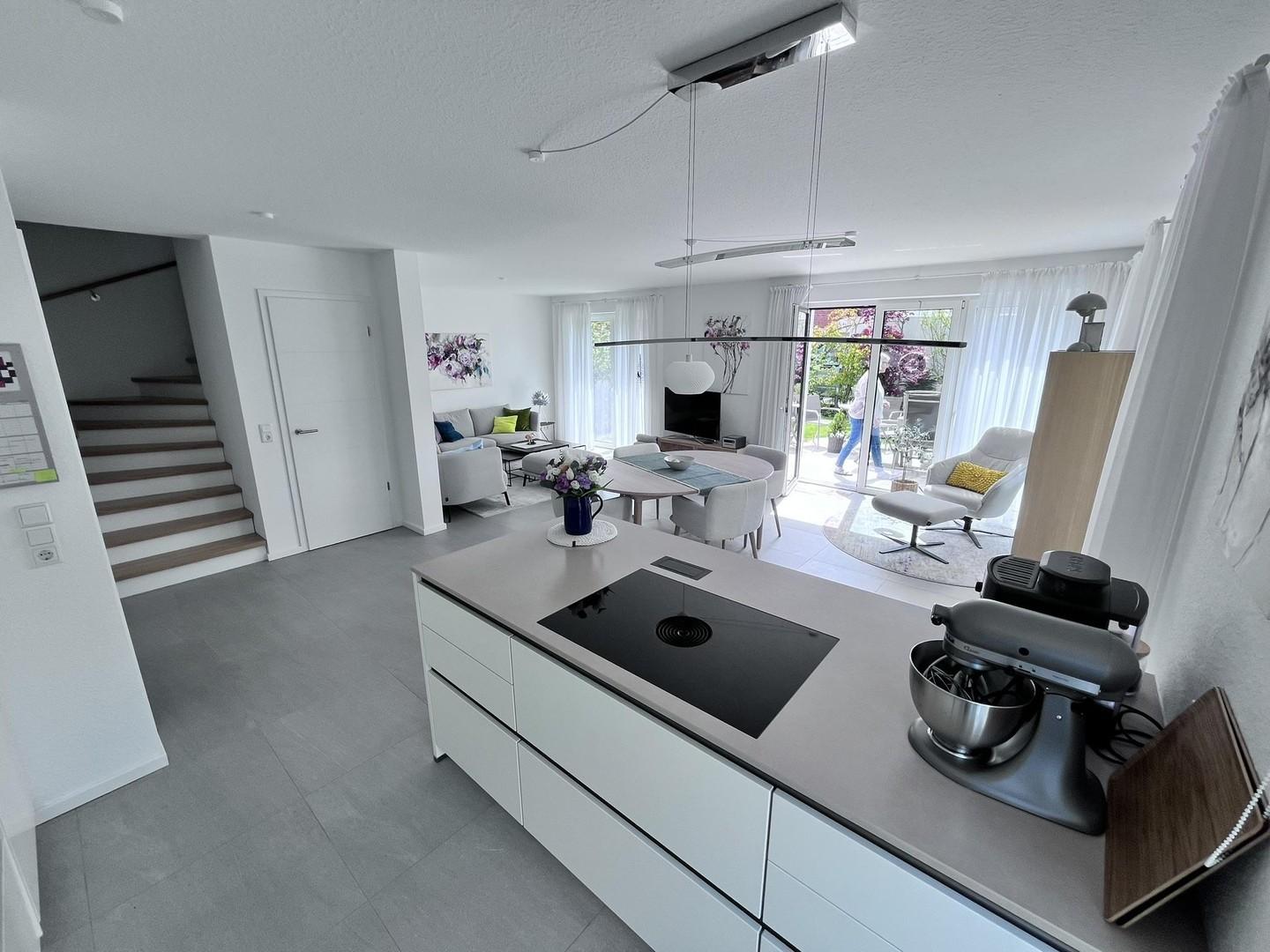 Kücheninsel mit Treppe