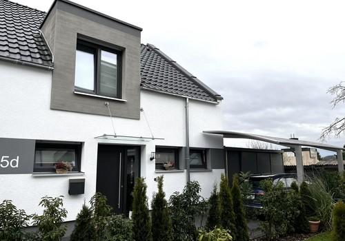 Nordansicht mit Wing-Carport