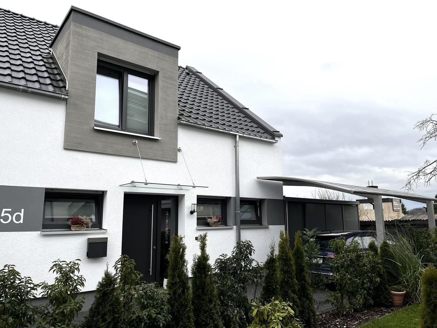 Nordansicht mit Wing-Carport