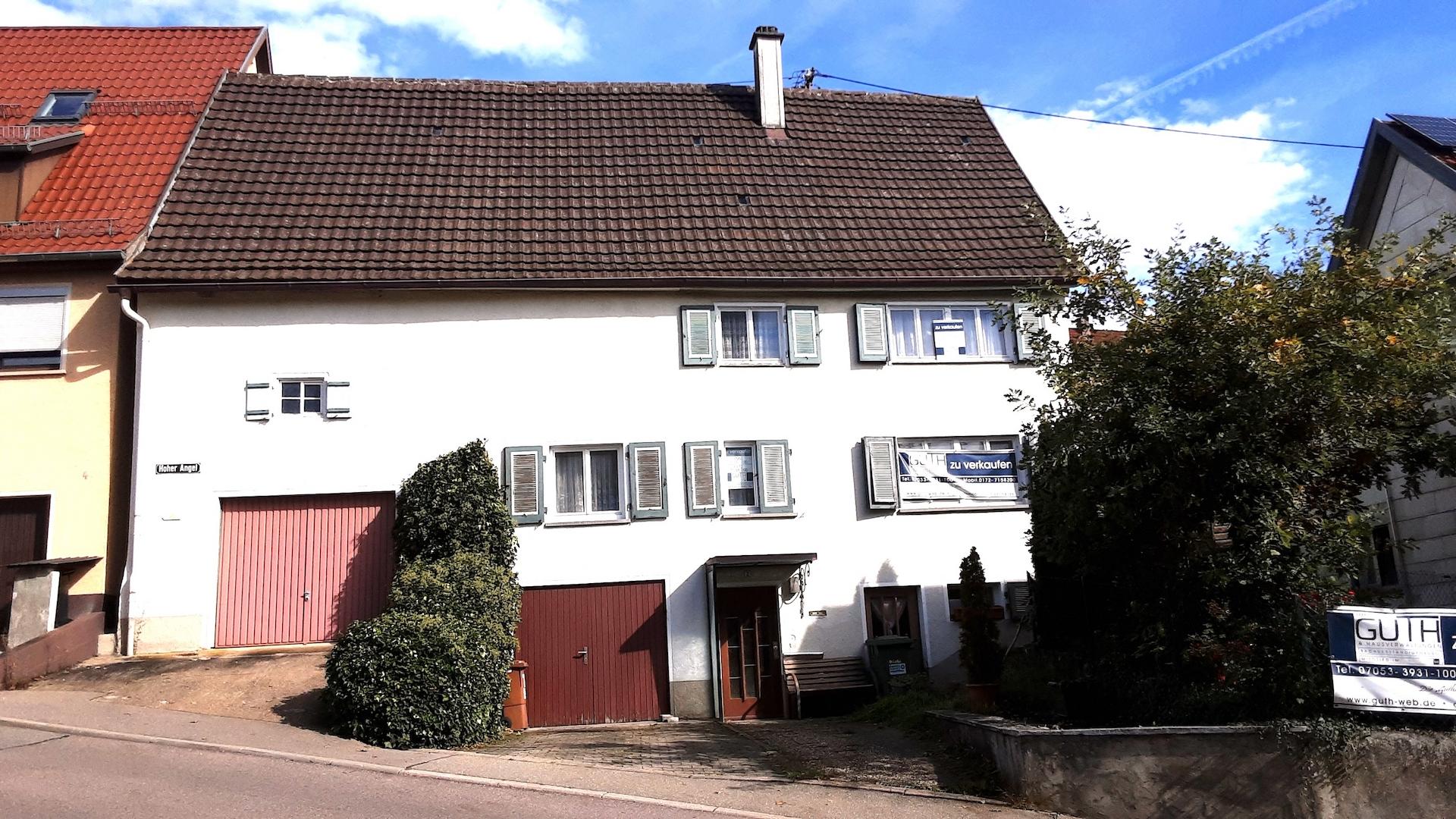 Eingang Westseite, 2 Garagen im Haus, 2-3 PKW Stpl.