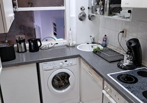 Küche mit Durchreiche