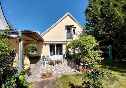 Garten mit Blick auf Terrasse