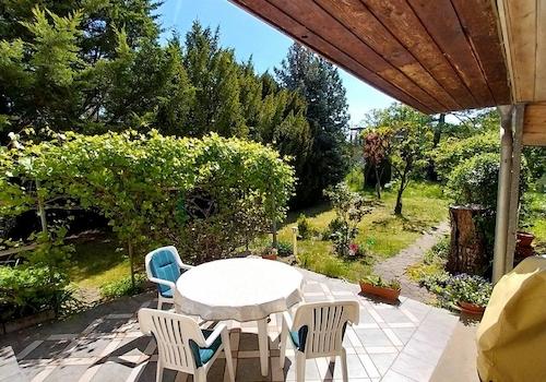 Terrasse mit Blick auf Garten