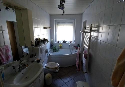 Bad EG - mit Badewanne
