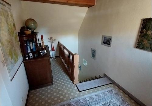 Flur mit Treppen im 1.OG