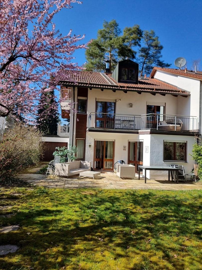 Blick vom Garten zum Haus