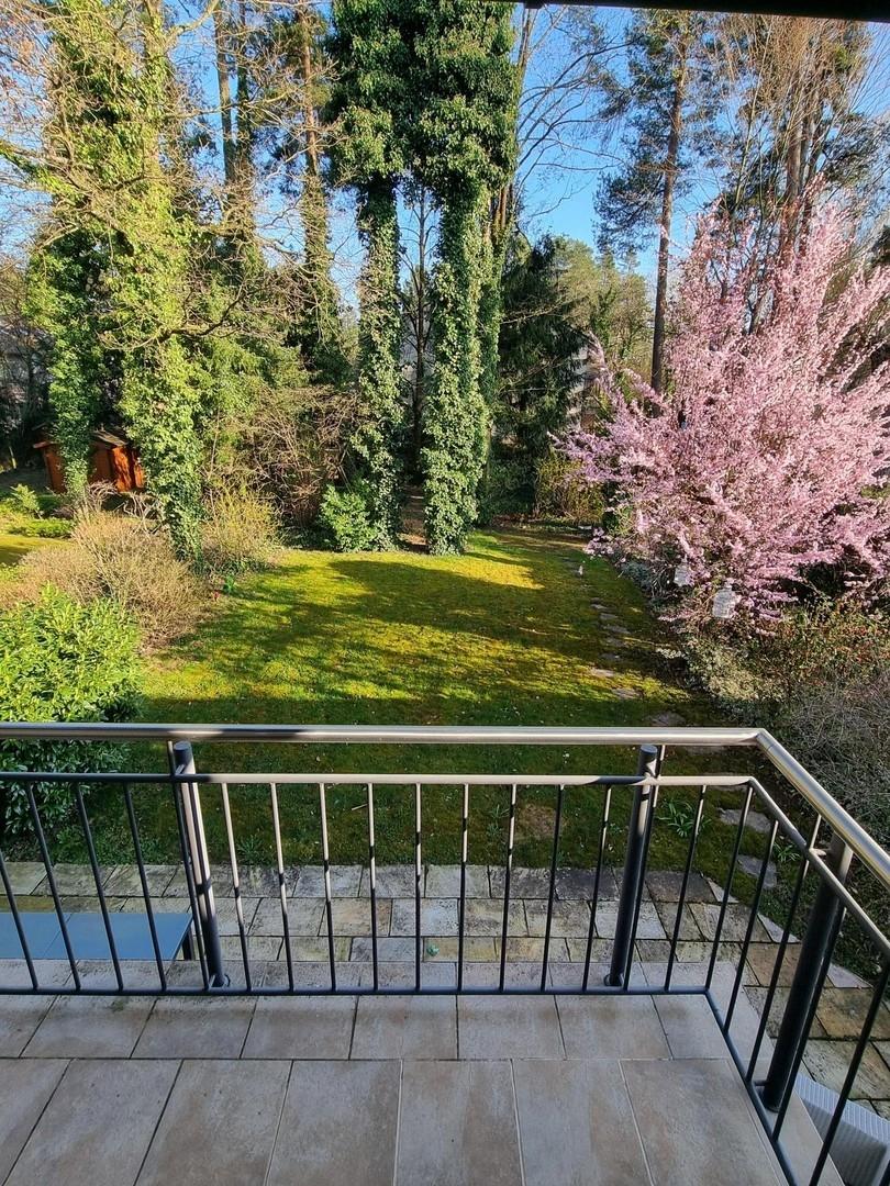 Blick vom Balkon in den Garten