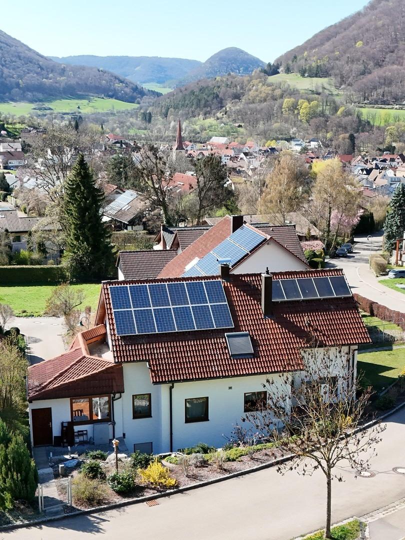Hausansicht mit Talblick
