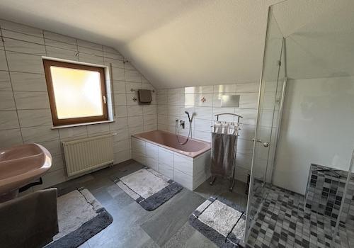 Bad mit Großraumdusche OG (1)