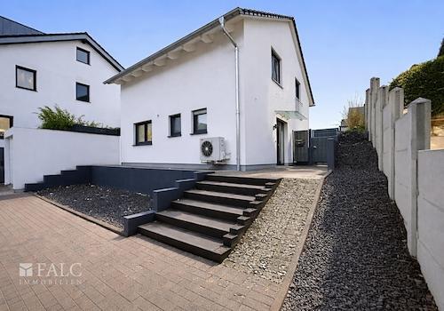 Modernes Wohnhaus mit klarer Architektur