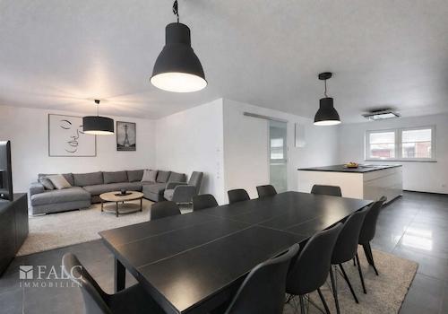 Offener Wohn- und Essbereich mit Designküche