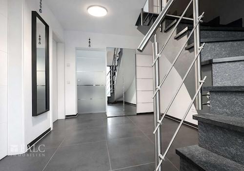 Moderner Entree mit grauen Akzenten