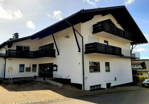 Blick vom Parkplatz aufs Haus