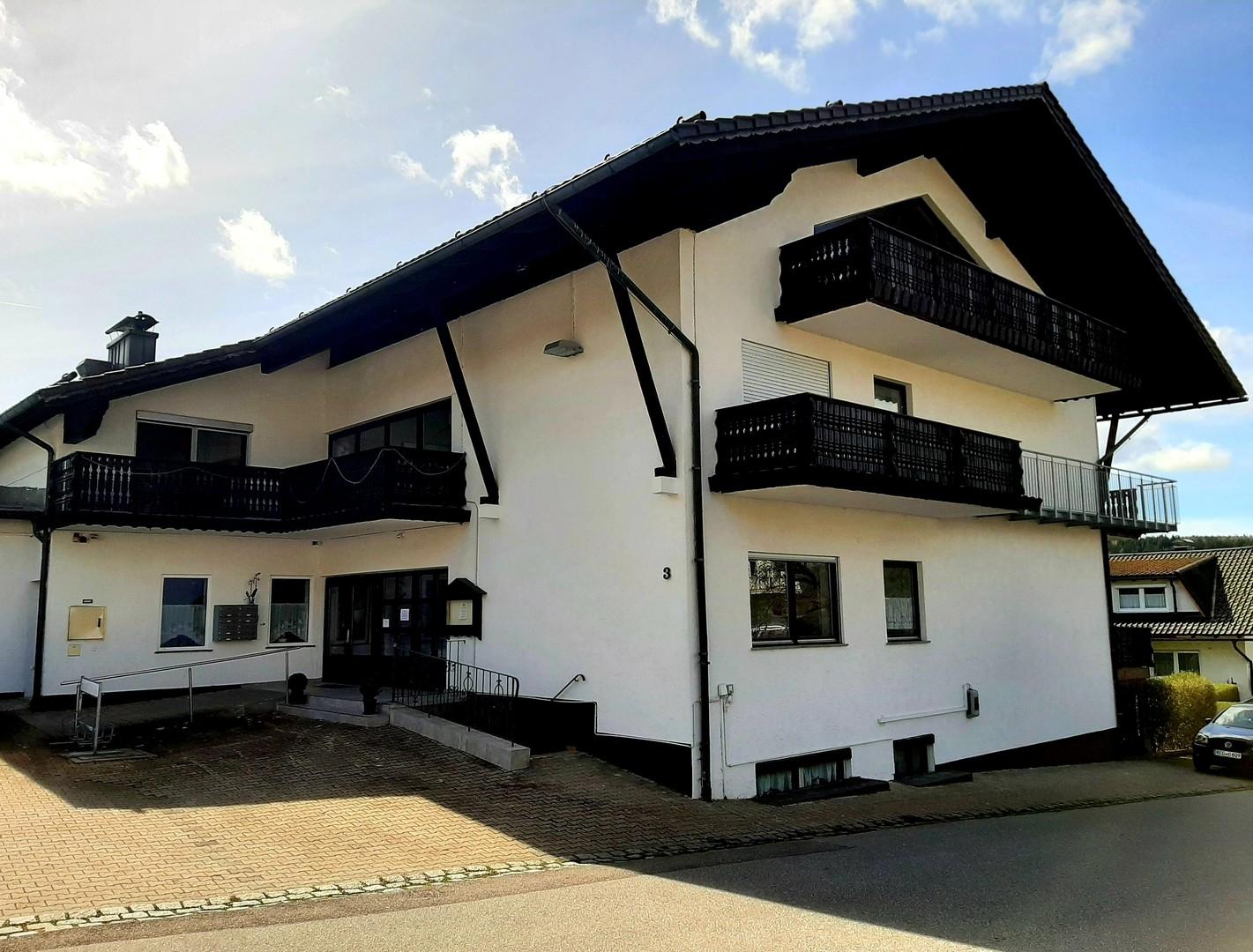 Blick vom Parkplatz aufs Haus