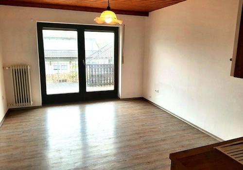 Blick von Küche in den Raum