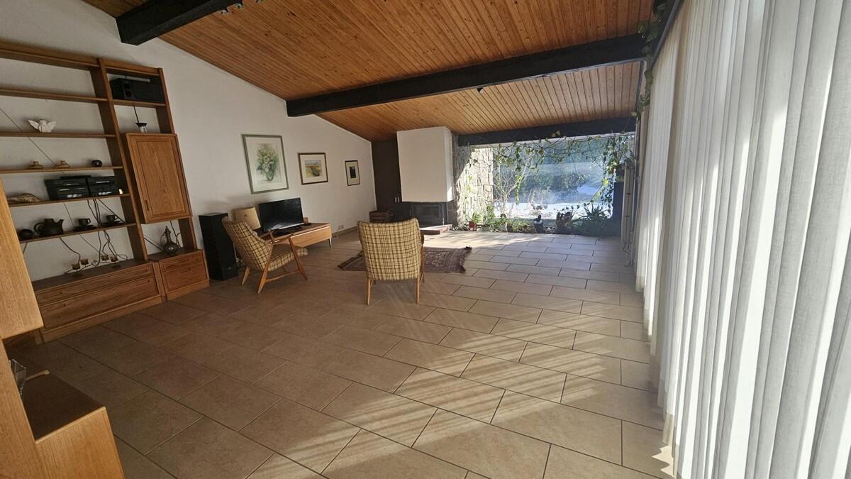 Wohnzimmer mit Kamin