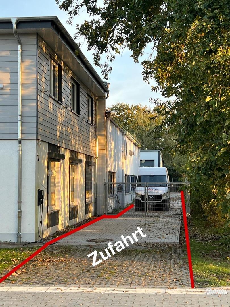 Zufahrt mit Tor zu den Lagern