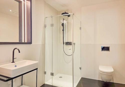 Gäste-Badezimmer mit Dusche