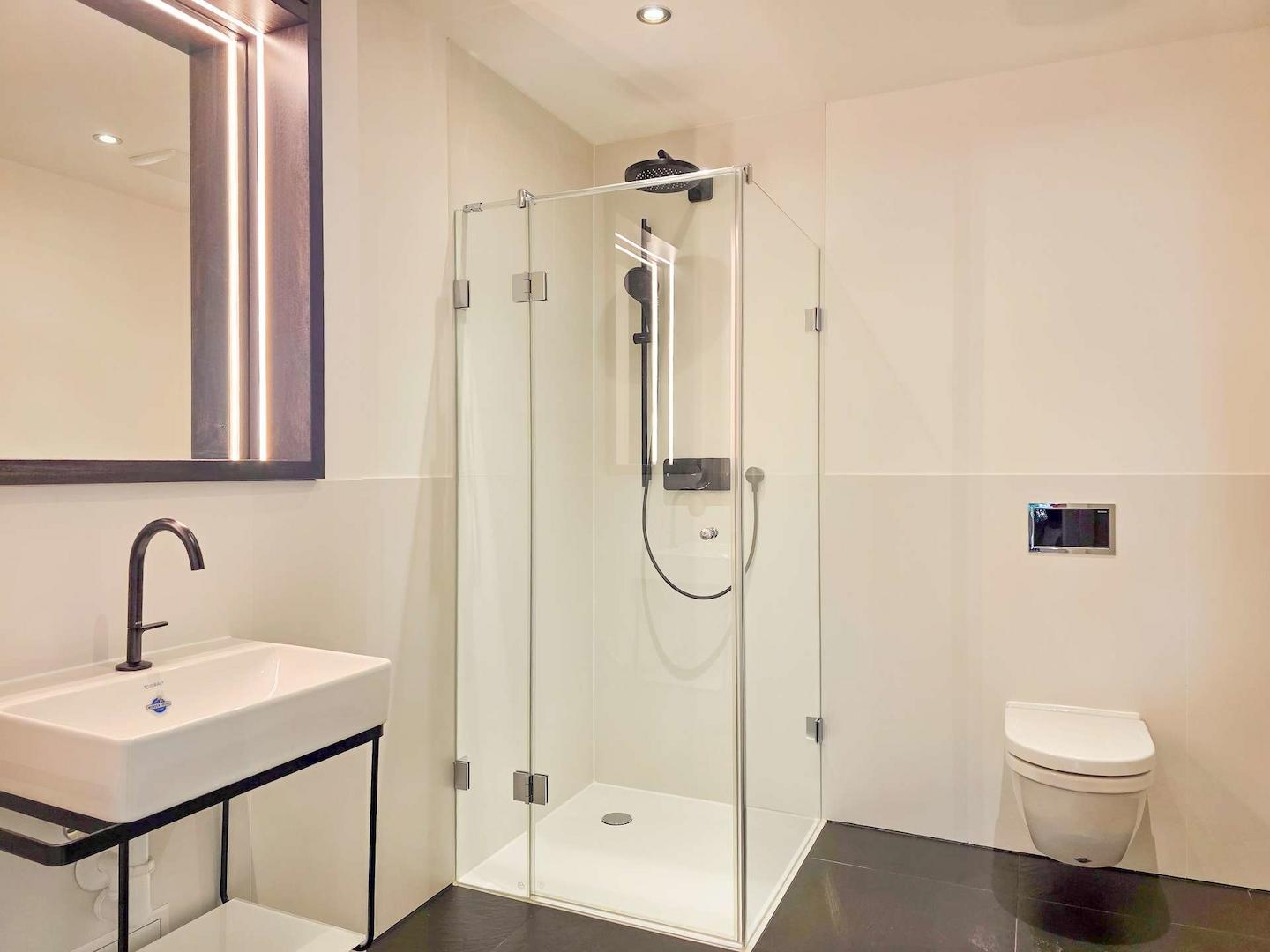 Gäste-Badezimmer mit Dusche