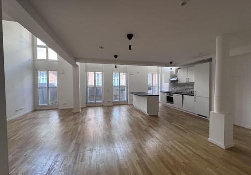 offener Wohnraum mit Garten