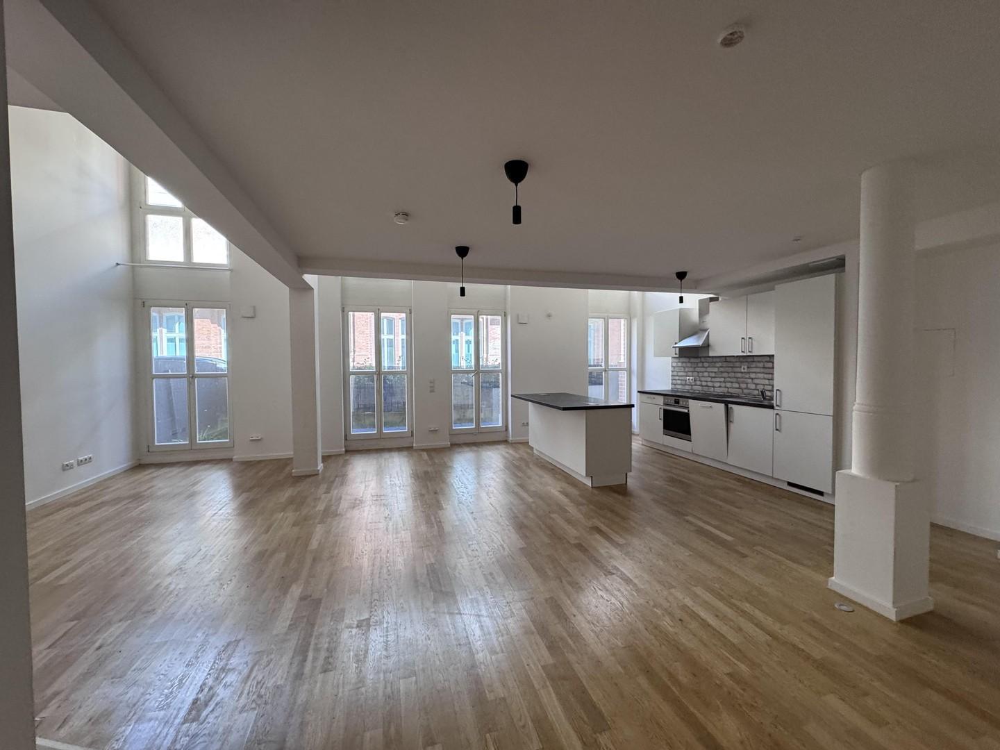 offener Wohnraum mit Garten