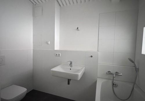 Bad mit Dusche & Wanne