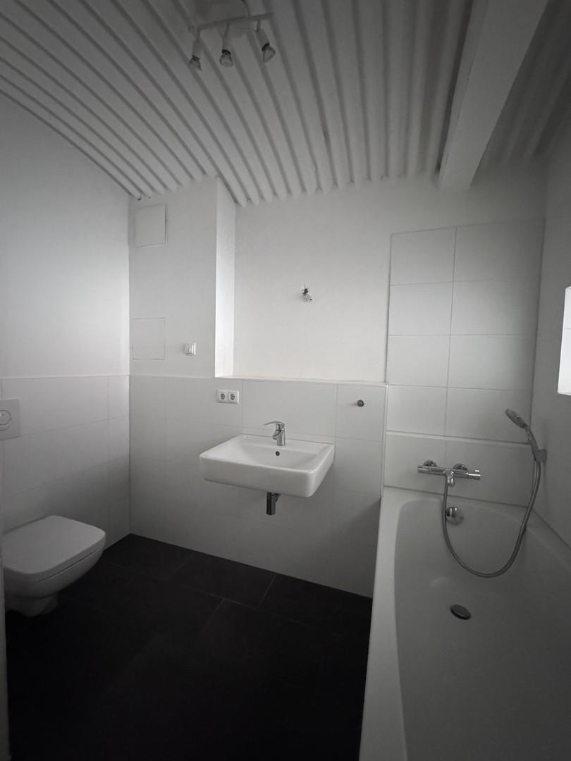 Bad mit Dusche & Wanne