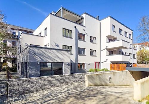 Neubau mit Tiefgarageneinfahrt
