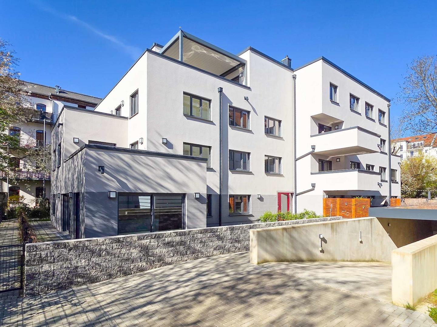 Neubau mit Tiefgarageneinfahrt
