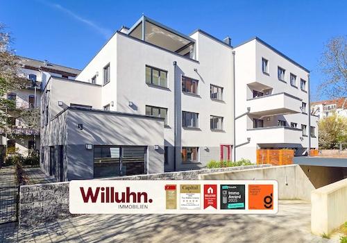 Neubau mit Tiefgarageneinfahrt