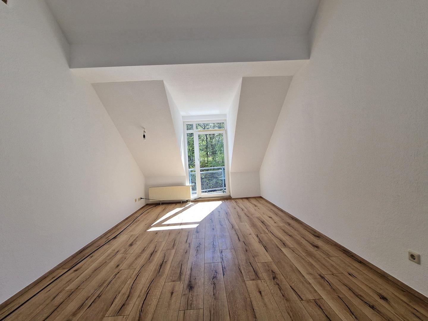 Wohnzimmer mit Balkon