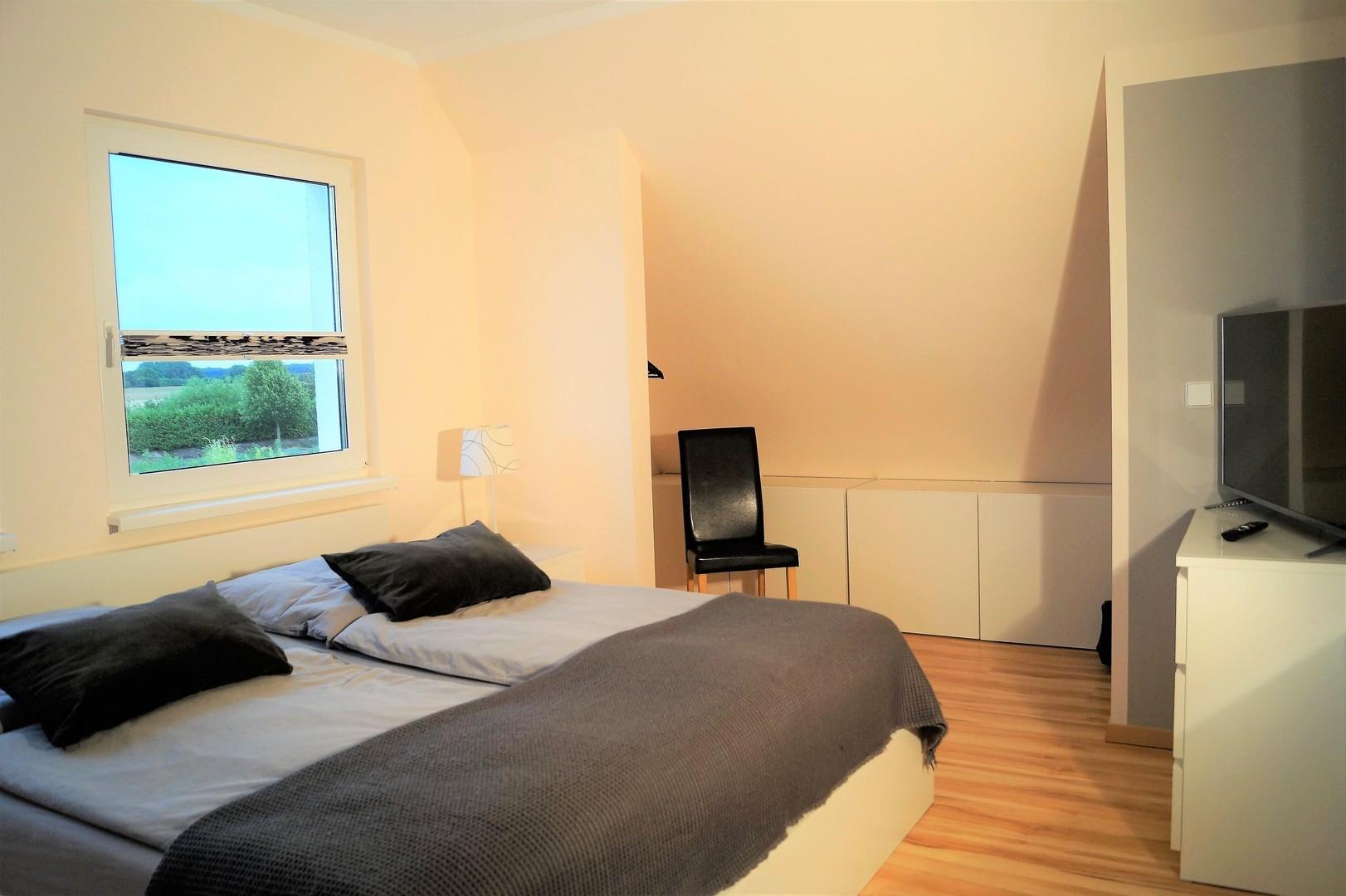 Schlafzimmer m. Kleiderschrank