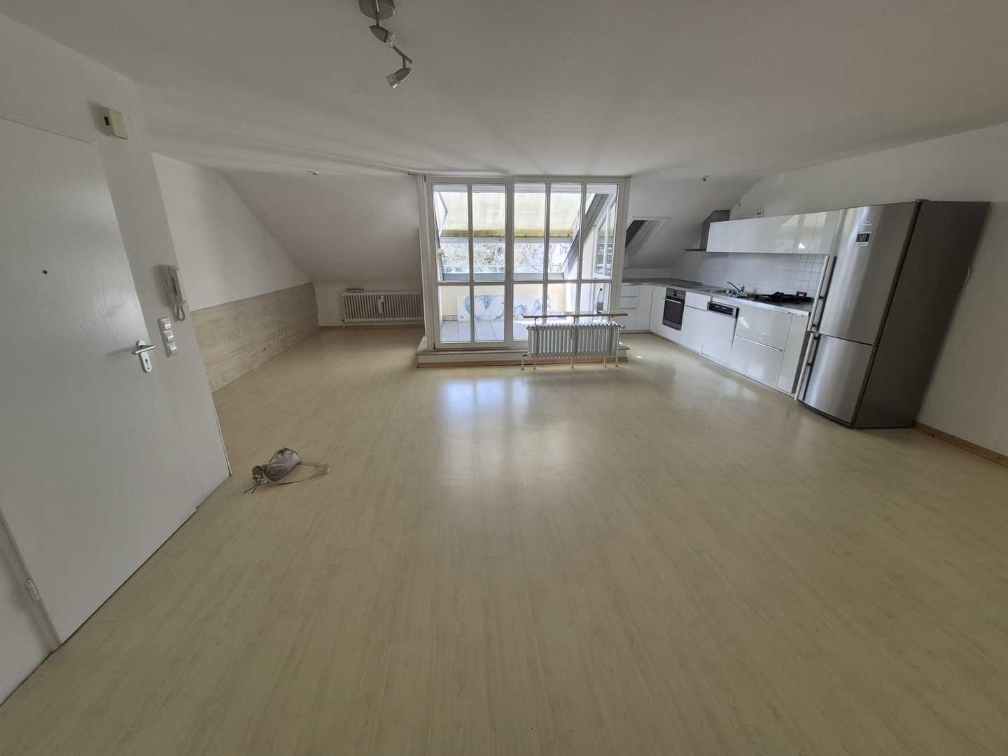 Gesamtblick Wohnzimmer auf Terrasse und EBK