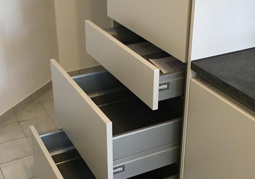 Schubladen u. Kühlschrank