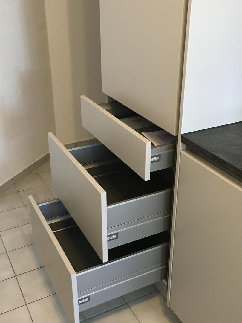 Schubladen u. Kühlschrank